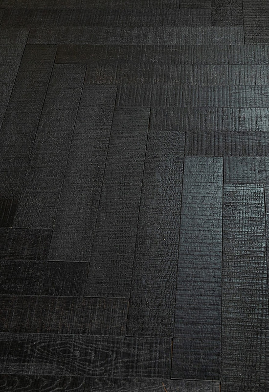 Intense zwarte CD -visgraat ontworpen houten vloeren